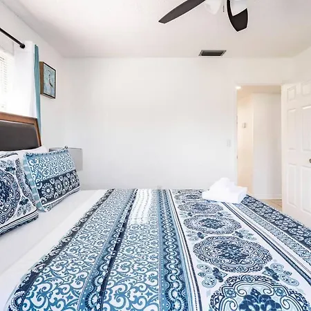 Perfectly Situated 2-Br Residential Home In Largo- Close To Beach And Everything!!